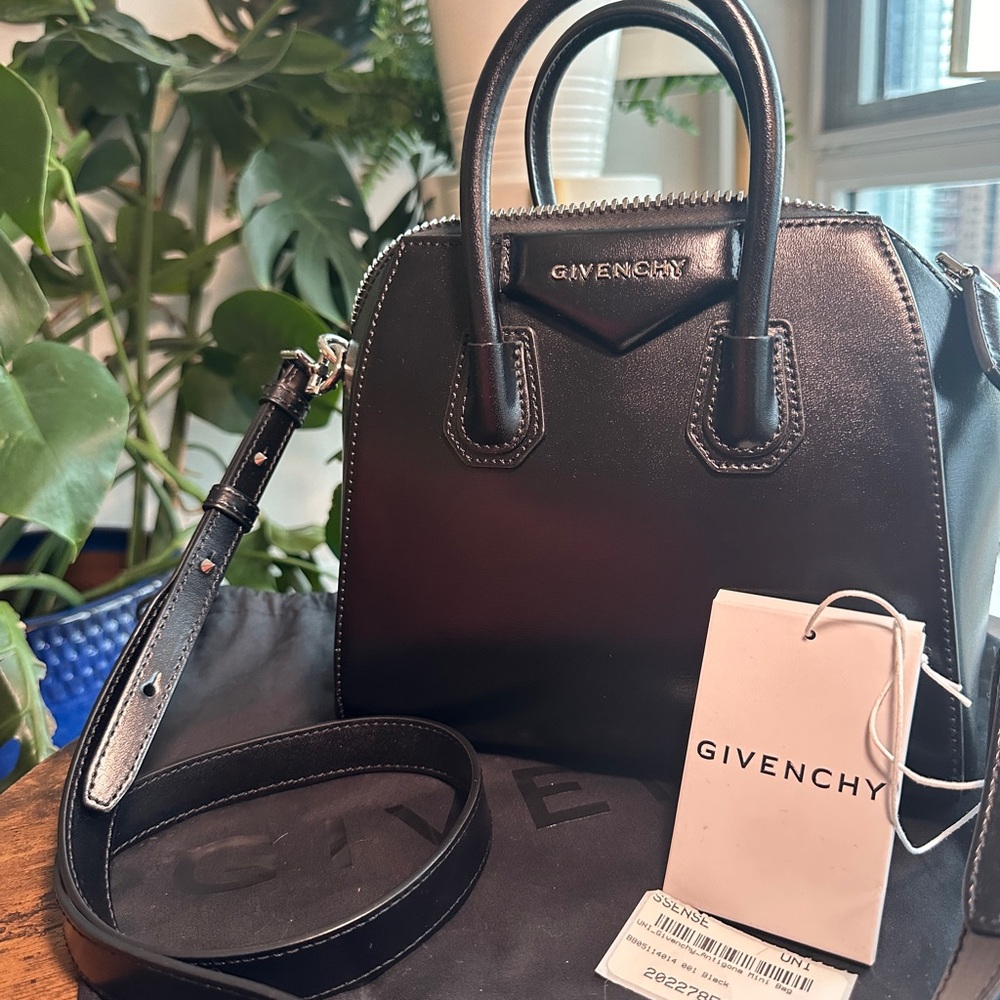 *NEW* Givenchy Antigona Bag smooth leather